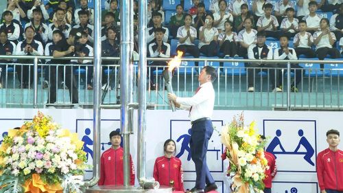 Các vận động viên tiêu biểu tỉnh Bắc Ninh thắp ngọn đuốc từ Đài tưởng niệm các Anh hùng liệt sĩ và Bí thư Tỉnh ủy Nguyễn Hồng Thái thực hiện nghi thức thắp sáng đài lửa Đại hội