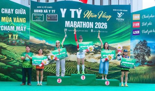 Ban Tổ chức trao giải cho những vận động viên đạt thành tích cao