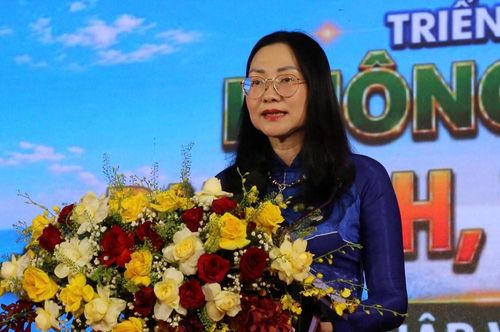Bà Nguyễn Hằng Nga, Giám đốc Trung tâm Triển lãm văn hoá nghệ thuật Việt Nam phát biểu tại lễ khai mạc