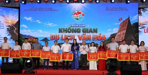Ban Tổ chức trao cờ lưu niệm cho các đơn vị tham gia
