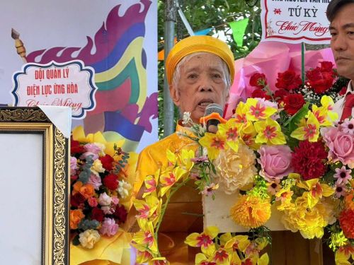 Cụ Trịnh Tiến Hòa chia sẻ hành trình tìm lại lịch sử làng Khánh Vân qua việc dịch thuật tấm bia đá chữ Nho duy nhất còn lại tại đình làng