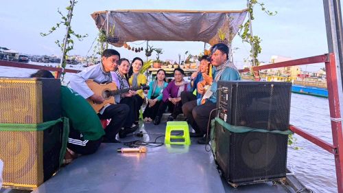 Chương trình được tổ chức vào lúc 6 giờ sáng thứ Bảy hàng tuần tại chợ nổi Cái Răng