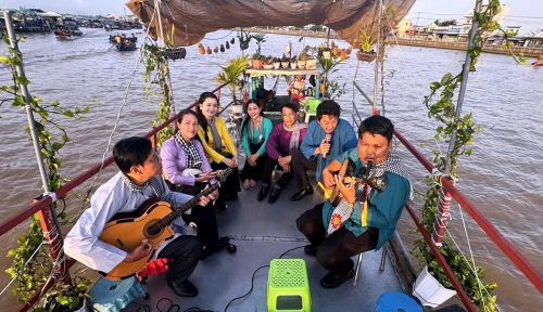 Chương trình biểu diễn nghệ thuật Đờn ca tài tử Nam Bộ tại chợ nổi Cái Răng