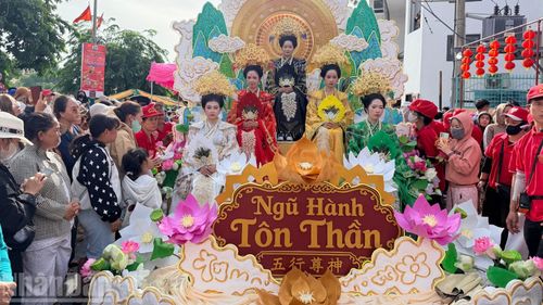 Lễ hội Trung Nguyên Kiến Tiêu Nghinh Ông Quan Thánh Đế Quân xuất du qua các đường phố. (ẢNH: THANH HẢI)