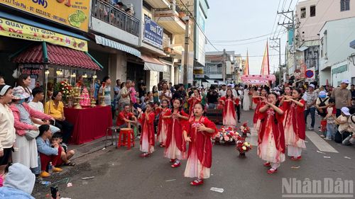 Nhiều hộ dân, cơ sở kinh doanh tổ chức các nghi lễ theo phong tục truyền thống.(ẢNH: THANH HẢI)