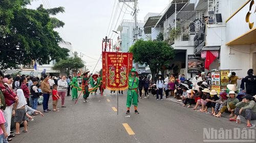 Nhiều người dân đứng hai bên đường xem. (ẢNH: THANH HẢI)