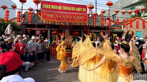 Nhiều đoàn biểu diễn múa trước đình. (ẢNH: THANH HẢI)
