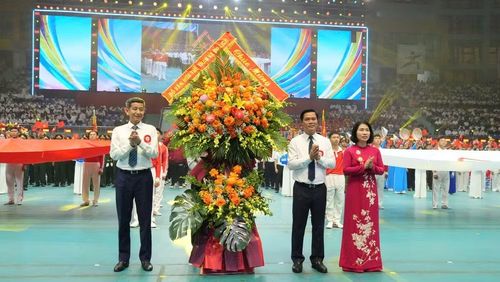 Đồng chí Nguyễn Danh Hoàng Việt, Cục trưởng Cục Thể dục thể thao Việt Nam tặng hoa chúc mừng Đại hội. (Ảnh: A.T)