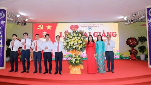Đồng chí Phạm Ngọc Anh, Phó Bí thư Thường trực Đảng ủy phường Cầu Giấy cùng các đồng chí lãnh đạo các phòng, ban, đơn vị dự lễ khai giảng và tặng hoa chúc mừng tập thể Trường trung học cơ sở Cầu Giấy B tại trụ sở chính. (Ảnh: BẢO NGÂN)