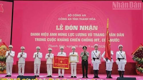 Đại tướng Lương Tam Quang trao danh hiệu Anh hùng lực lượng vũ trang nhân dân trong thời kỳ kháng chiến chống Mỹ, cứu nước cho Công an Thanh Hóa. (Ảnh: Mai Luận)