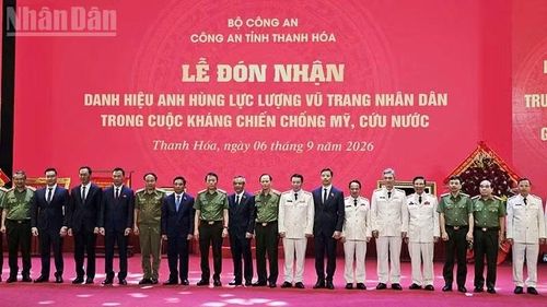 Các đồng chí lãnh đạo Trung ương, tỉnh Thanh Hóa và tỉnh Hủa Phăn (Lào) chụp ảnh lưu niệm với các thế hệ lãnh đạo Công an tỉnh Thanh Hóa. (Ảnh: Mai Luận)