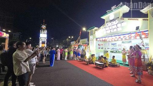 Đông đảo người dân và du khách thích thú với tiết mục trình diễn tại gian hàng thành phố Cần Thơ. (Ảnh: PHÚC THẮNG)