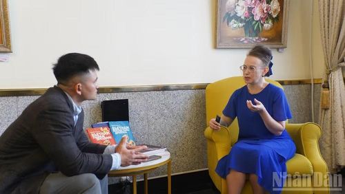 Nhà Việt Nam học Daria Mishukova trò chuyện cùng phóng viên. (Ảnh: THANH TRAI)