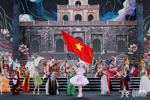 Người đẹp Lê Nguyễn Bảo Ngọc cùng các thí sinh Miss World 2026 trong phần trình diễn mở màn chung kết Dances of the World. 