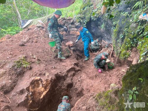 Cán bộ, chiến sĩ Đội tìm kiếm, quy tập hài cốt liệt sĩ (Bộ CHQS tỉnh Tuyên Quang) thực hiện nhiệm vụ tại điểm cao 300.