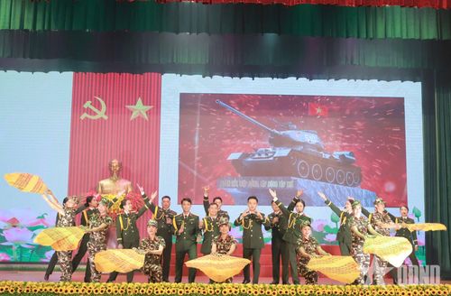 Một tiết mục văn nghệ tại buổi gặp mặt.