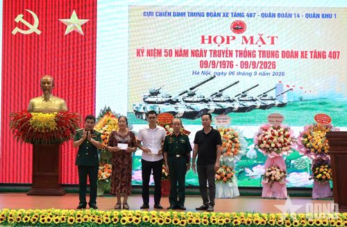 Ban liên lạc CCB Trung đoàn xe tăng 407 tặng quà thân nhân liệt sĩ.