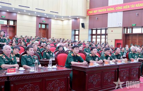 Các đại biểu tham dự buổi họp mặt.