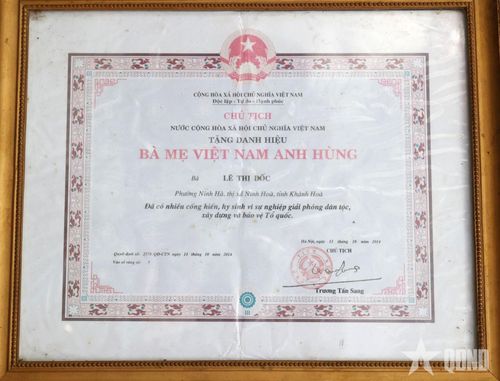 Danh hiệu Bà mẹ Việt Nam anh hùng của mẹ Lê Thị Dốc. 