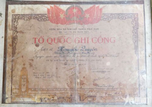 Bằng Tổ quốc ghi công liệt sĩ Nguyễn Quyên. 