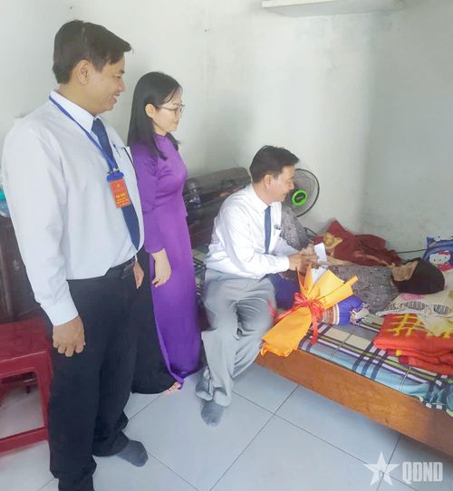  Đồng chí Nguyễn Thanh Vân, Bí thư Đảng ủy, Chủ tịch HĐND phường Hòa Thắng thăm Bà mẹ Việt Nam anh hùng Lê Thị Dốc tháng 7-2026.