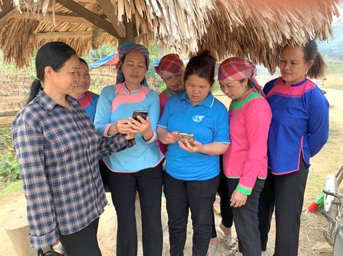 Người dân sử dụng điện thoại để theo dõi tin tức. Ảnh minh họa: baochinhphu.vn