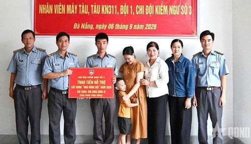 Trao kinh phí hỗ trợ nhà đồng đội tặng gia đình đồng chí Nguyễn Ngọc Long.