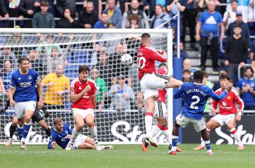 Maitland-Niles tỏa sáng để mang về 1 điểm cho Everton. Ảnh: Reuters