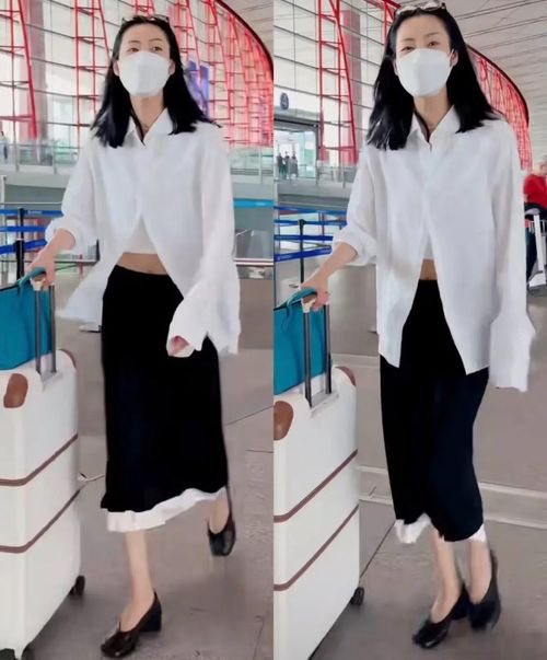 Áo sơ mi trắng cũng có thể mang lại vẻ quyến rũ đầy cuốn hút. Lưu Văn khéo léo phối chiếc áo này theo phong cách khoe eo: cô mặc nó bên ngoài một chiếc áo tank top trắng dáng lửng và kết hợp cùng chân váy đen dài. Chi tiết viền ren trắng ở gấu váy tạo sự đồng điệu với màu áo, một bản phối đen-trắng đầy sáng tạo và phong cách.