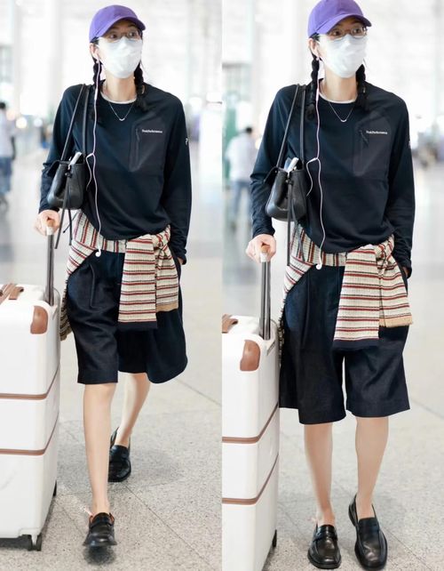 Phong cách thời trang sân bay của Lưu Văn chứa đựng nhiều chi tiết đầy tinh tế. Cô kết hợp chiếc áo nỉ cổ tròn màu tối đơn giản cùng chiếc quần short cùng tông màu và độ dài ngang gối, tạo nên vẻ ngoài vừa giản dị vừa sang trọng. Chiếc mũ lưỡi trai màu tím cùng kiểu tóc tết mang lại nét nữ tính, mềm mại, trong khi chiếc áo len kẻ sọc buộc ngang eo giúp phá vỡ sự đơn điệu và nâng tầm tổng thể bộ trang phục. Hoàn thiện bằng đôi giày lười (loafer), cả set đồ toát lên vẻ cuốn hút đầy thư thái và tự nhiên.