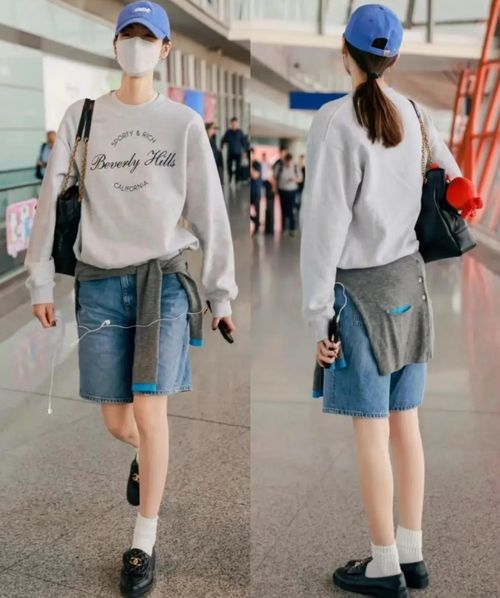 Là món đồ không thể thiếu trong tủ quần áo quanh năm, sự kết hợp giữa quần short denim và áo nỉ dài tay mang lại vẻ ngoài vừa thoải mái vừa đậm chất thể thao. Lưu Văn đã chọn phối quần short cùng chiếc áo nỉ cổ tròn trơn màu đơn giản, đồng thời tạo điểm nhấn bằng cách buộc một chiếc áo dệt kim màu xám đậm ngang eo, tạo nên một tổng thể vừa sành điệu lại vừa tinh tế. Chiếc mũ lưỡi trai màu xanh càng làm nổi bật thêm bảng màu của bộ trang phục.