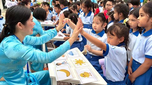 Sau lễ khai giảng, học sinh Trường Tiểu học Trần Hưng Đạo (phường Cầu Ông Lãnh, TPHCM) hào hứng tham gia Ngày hội “THĐ - Chạm tương lai” với nhiều hoạt động trải nghiệm, trò chơi tương tác tại sân trường