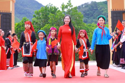 Cô trò Trường Phổ thông nội trú tiểu học và THCS Bình Liêu, TP Quảng Ninh dự khai giảng