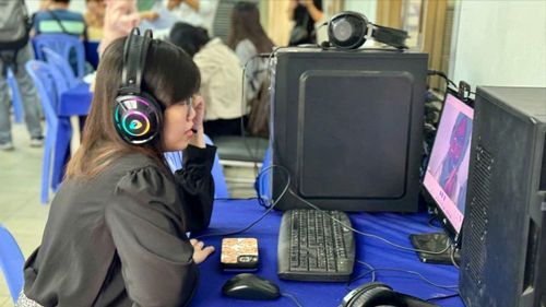 Ứng viên kiểm tra kỹ thông tin doanh nghiệp, đơn vị tuyển dụng trực tuyến. Ảnh: HUỲNH NHƯ