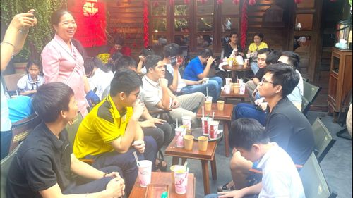Các em nhỏ ở Mái ấm Thiên Ân hạnh phúc khi lần đầu tiên được đi uống nước ở ngoài tiệm. Ảnh: THƯ VIỆN SÁCH NÓI HƯỚNG DƯƠNG