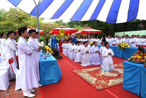 Lễ cầu siêu diễn ra trong không khí trang nghiêm, thành kính