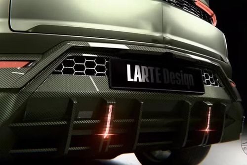 Bản thân Lamborghini Urus vốn đã là mẫu SUV cực kỳ hầm hố, gói trang bị mà Larte Design chuẩn bị còn làm cho chiếc xe trông dữ dằn hơn nữa. Gói độ được sơn màu Olive Military Carbon - Xanh quân đội.