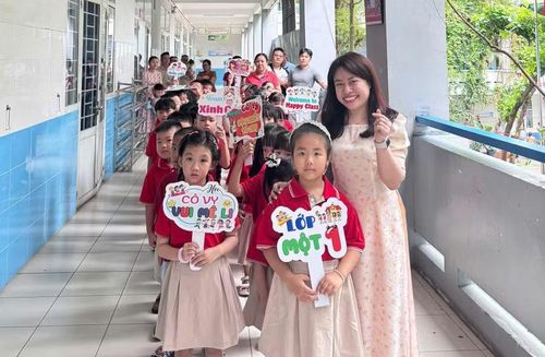 Cô Vy cùng học trò trong ngày tựu trường. Ảnh: NVCC