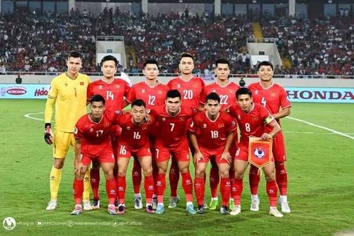 Việc sử dụng quyền thay người đặc biệt thuộc về đội bóng, với sự tham gia quan trọng của ban huấn luyện và bộ phận y tế.