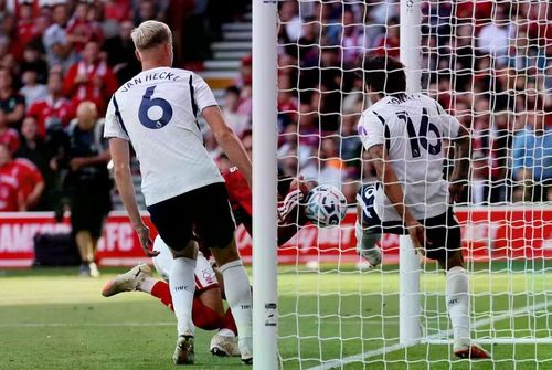 Neco Williams đưa bóng vào lưới Tottenham nhưng bàn thắng bị VAR từ chối vì lỗi chạm tay, giúp đội khách tránh nguy cơ nhận thất bại thứ 3 liên tiếp. Ảnh: Reuters.