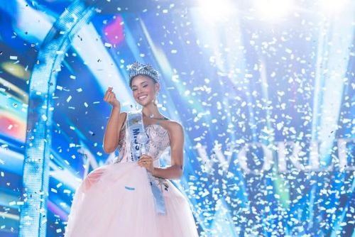 Joheirry Mola 24 tuổi, là người mẫu chuyên nghiệp, tốt nghiệp Đại học Iberoamericana (UNIBE) với bằng cử nhân Quản trị Kinh doanh.