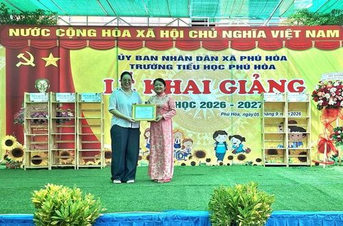 Đại diện MTTQ xã Phú Hòa trao thư cảm ơn nhà tài trợ.