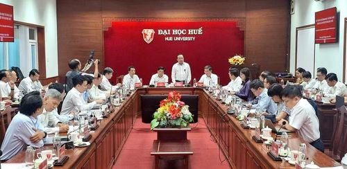 Buổi làm việc đã thẳng thắn chỉ ra những ưu điểm, khuyết điểm về phát triển KH&CN tại Đại học Huế.