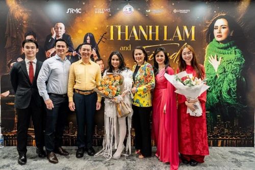 Đại sứ Việt Nam tại Singapore Trần Phước Anh (thứ ba, từ trái qua) và Phu nhân tham dự sự kiện cùng Ban tổ chức.