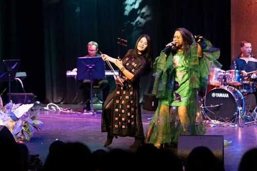 Diva Thanh Lam và NSƯT Dương Thùy Anh trình diễn.