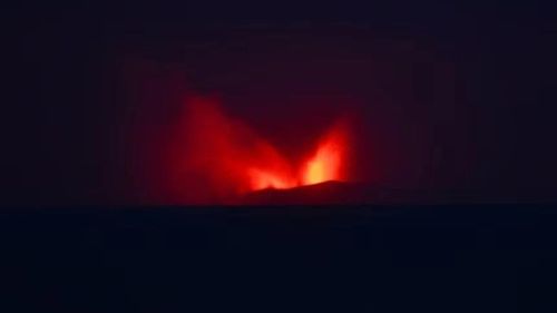 Núi lửa Anak Krakatau phun trào từ ngày 4/9. (Nguồn: ABC News)