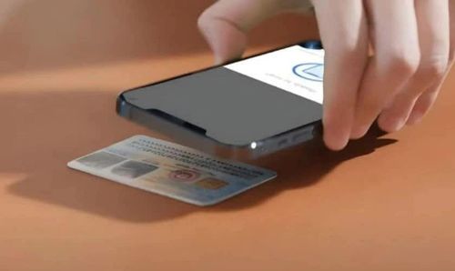 Đưa CCCD đến đúng vùng NFC.