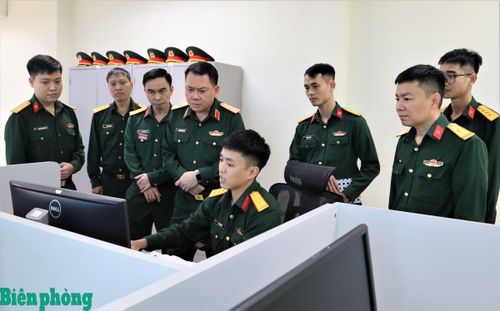 Thiếu tướng Nguyễn Tiền Giang, Phó Tư lệnh, Tham mưu trưởng Bộ Tư lệnh 86 kiểm tra thực hiện nhiệm vụ sẵn sàng chiến đấu trên không gian mạng. Ảnh: Bộ Tư lệnh 86 cung cấp