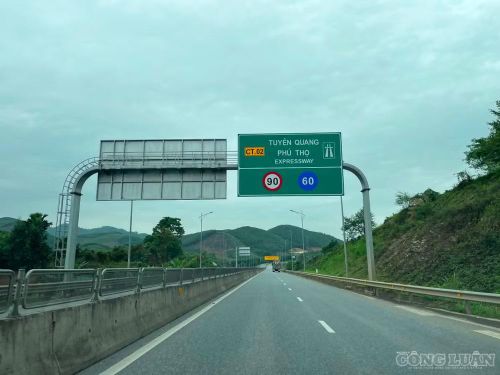 Hình ảnh cao tốc Tuyên Quang - Phú Thọ hiện được khai thác với quy mô 4 làn xe hạn chế.
