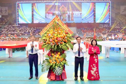 Cục trưởng Cục Thể dục thể thao Việt Nam Nguyễn Danh Hoàng Việt tặng hoa chúc mừng Đại hội. Ảnh: bacninh.gov.vn